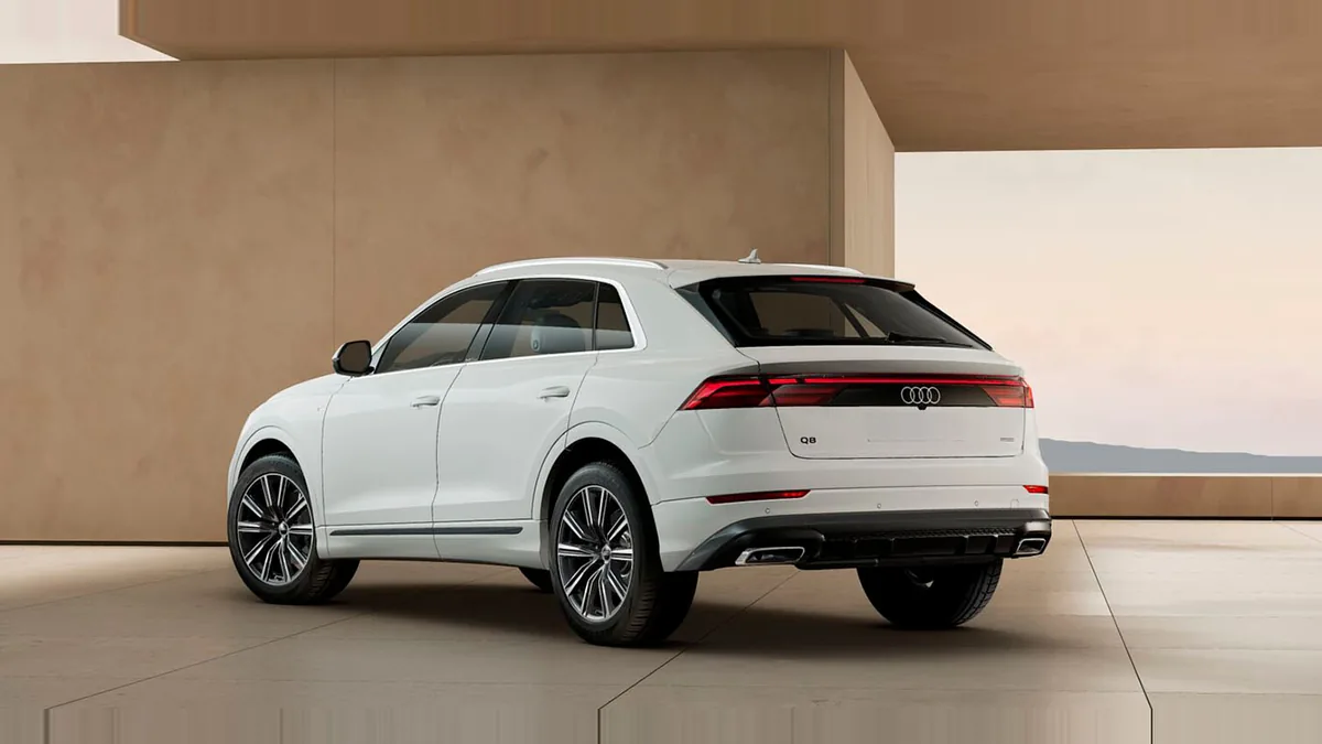 Audi Q8 SUV S line 45 TDI Quattro Tiptronic en renting en Málaga — Trasera