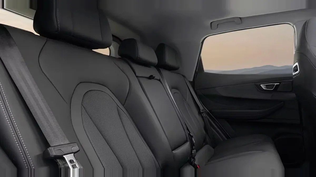 Ebro s400 1.5 DHE HEV Excellent CVT en renting en Málaga — Interior