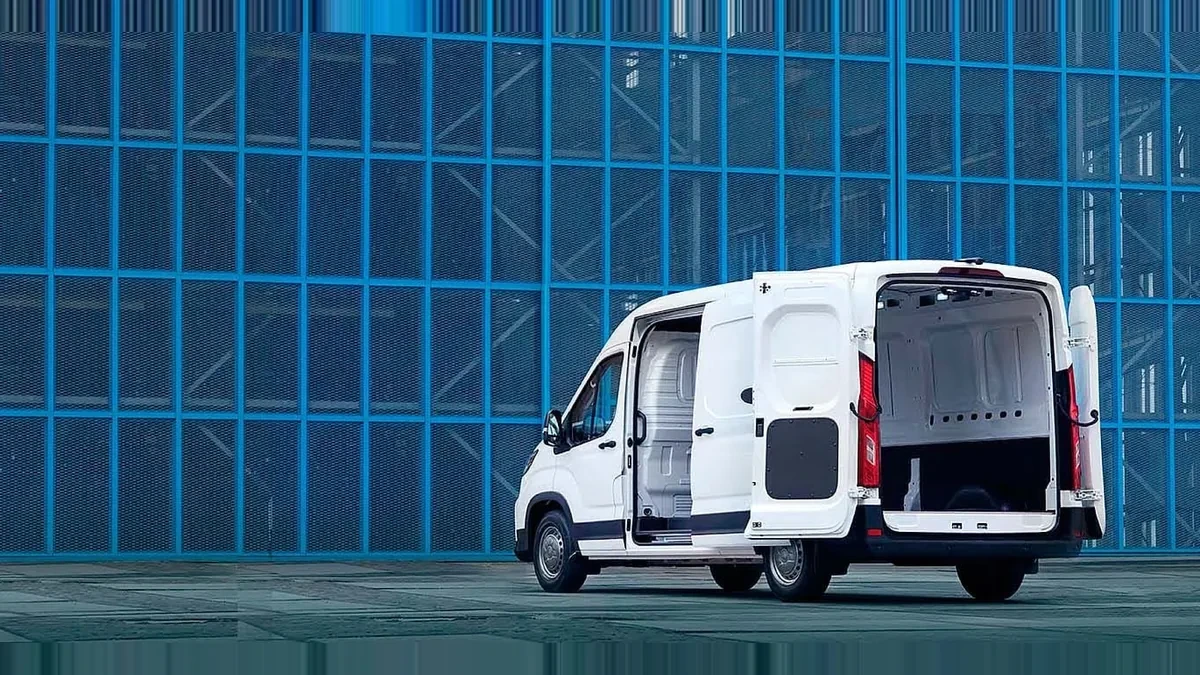 Maxus Deliver 9 Furgón 2.0D L3H2 150 (MERCANCÍAS PROPIAS) en renting en Málaga — Lateral