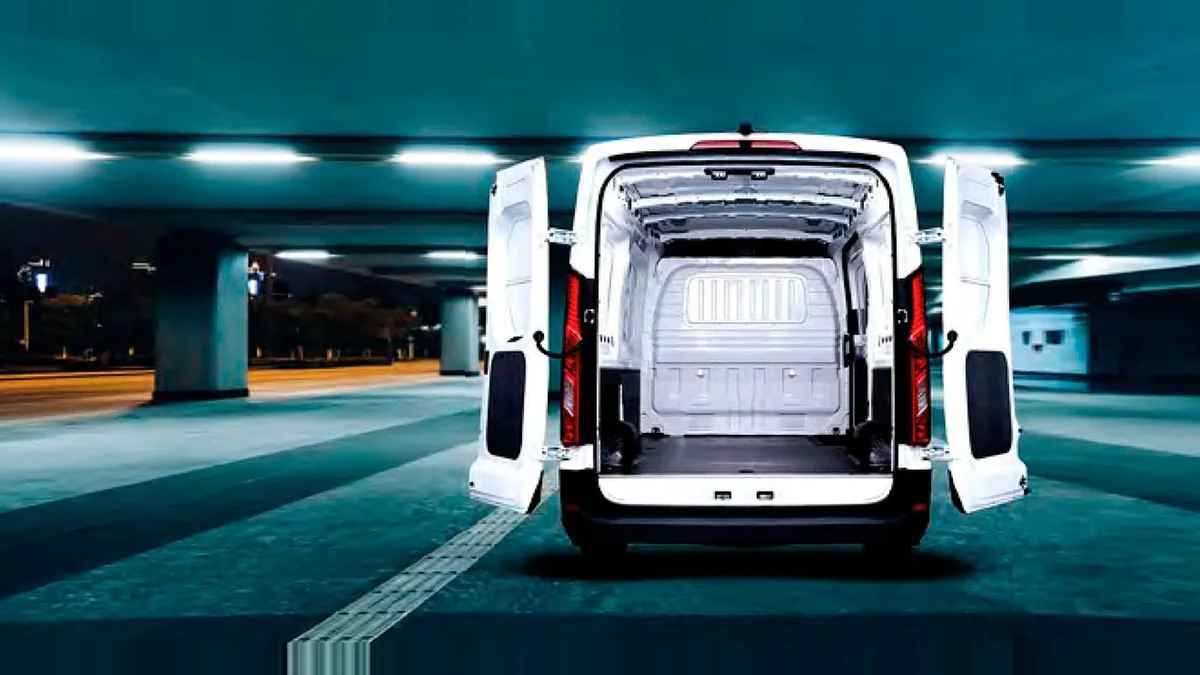 Maxus Deliver 9 Furgón 2.0D L3H2 150 (MERCANCÍAS TERCEROS) en renting en Málaga — Trasera