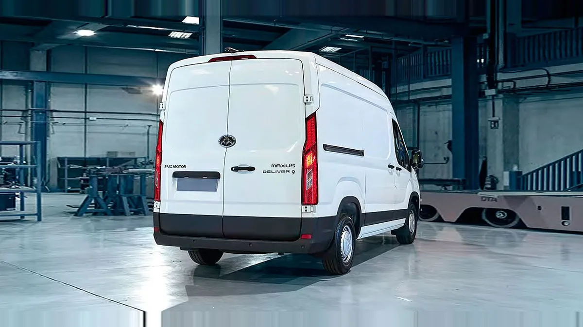 Maxus Deliver 9 Furgón 2.0D L3H2 150 (MERCANCÍAS TERCEROS) en renting en Málaga — Delantera
