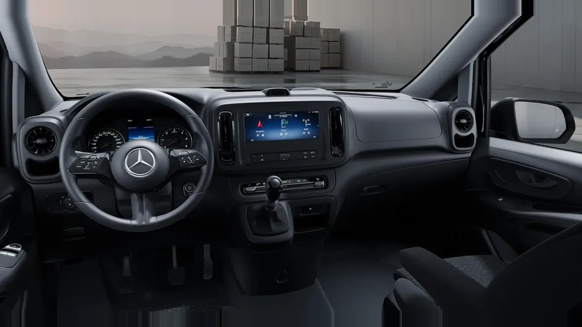 Mercedes-Benz Vito 110CDI 75kW Furgón Pro Larga en renting en Málaga — Delantera
