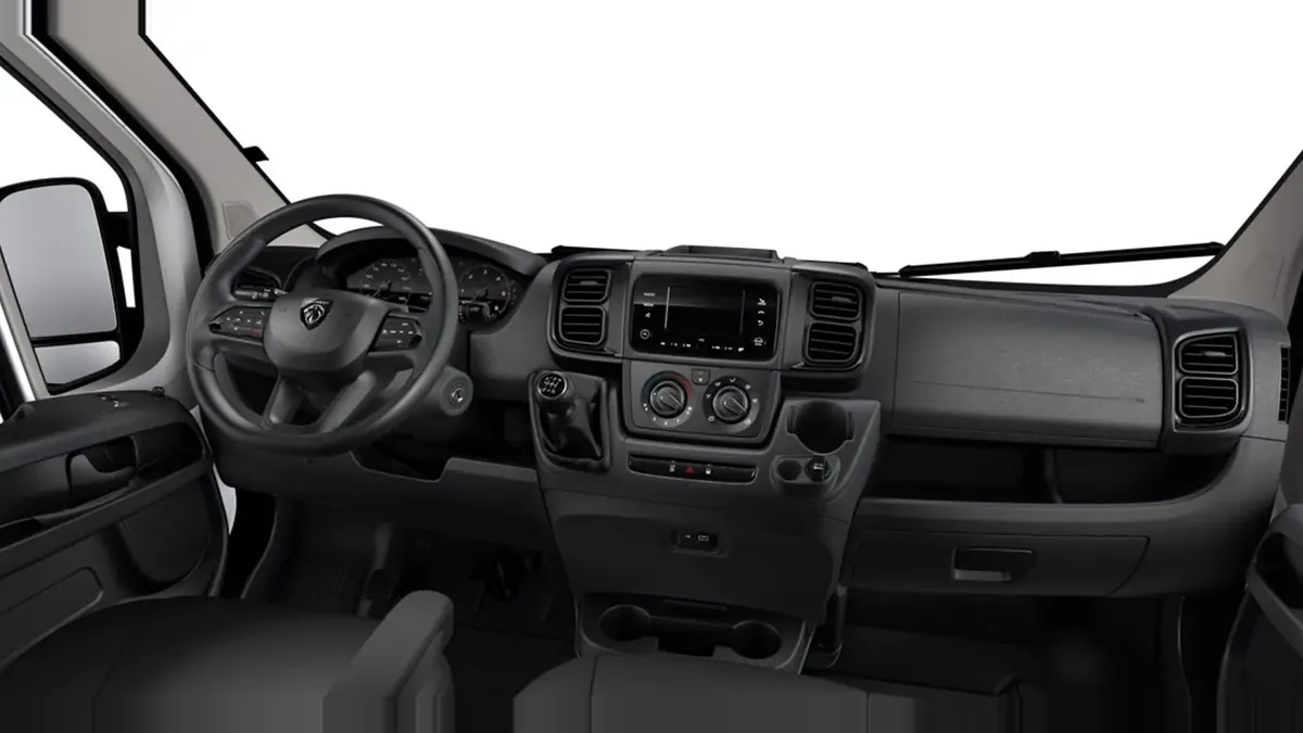 Peugeot Boxer 3.3 L2H2 BHDI 103kW en renting en Málaga — Delantera